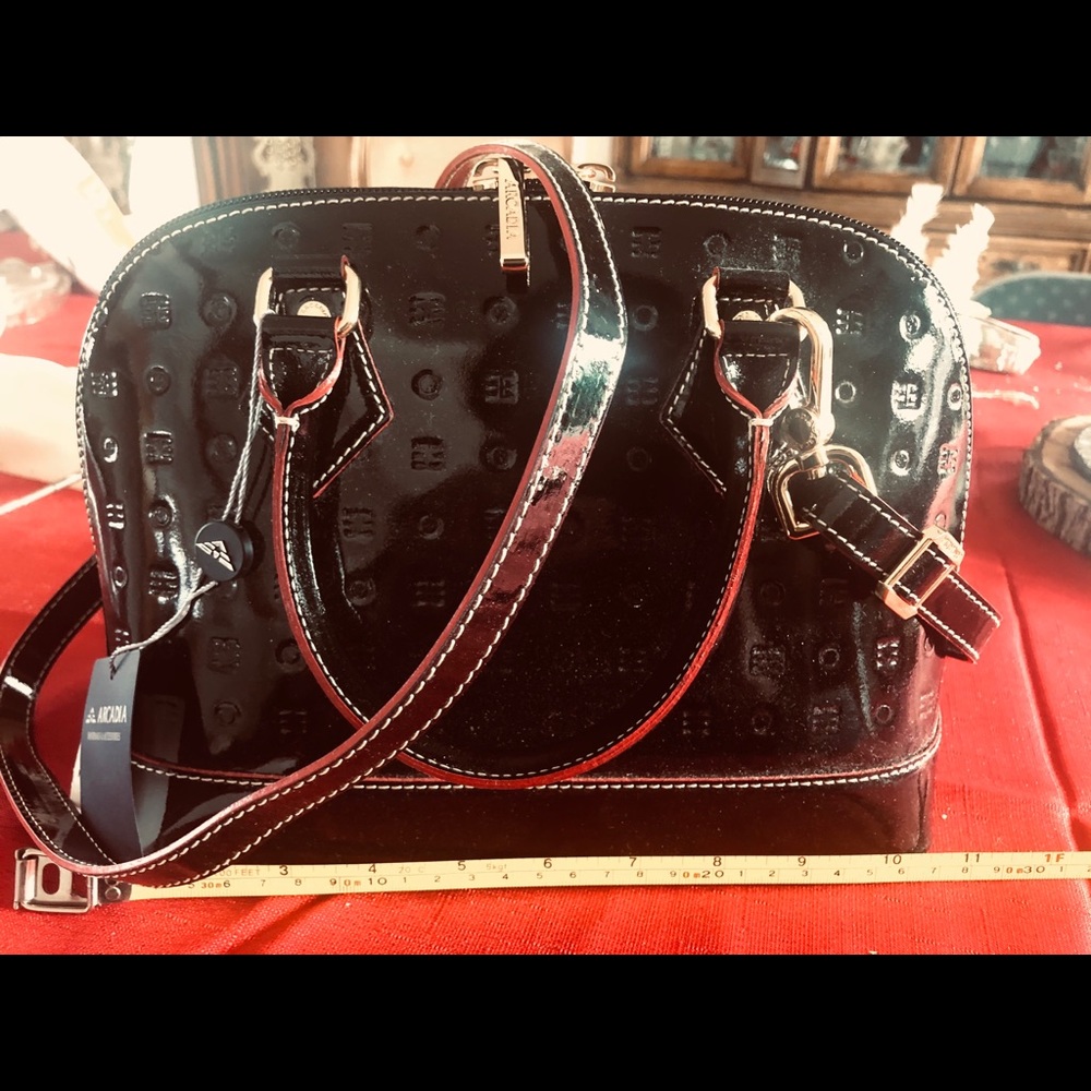 Authentic Arcadia luxury handbag. Stunning.
The bottom is like a mirror.